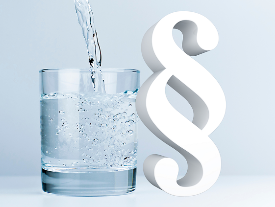 Wasserglas und Paragraphenzeichen